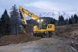 AZ ÚJ F-SZÉRIÁBAN TOVÁBB FINOMÍTOTTA GUMIKEREKES KOTRÓIT A CATERPILLAR